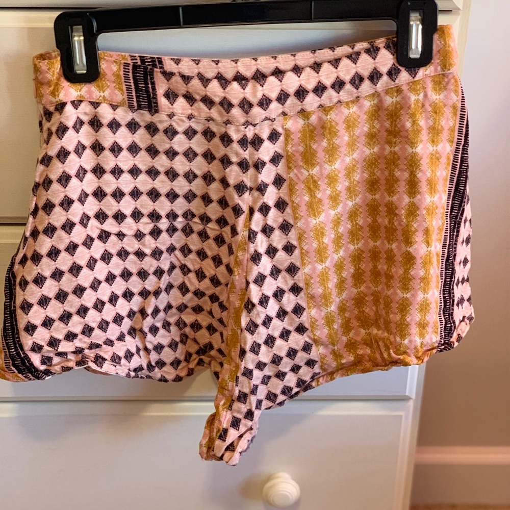 Forever 21 Pattern Shorts - Picture 4 of 5